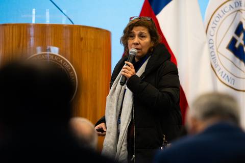 Una mujer está dando una presentación con un micrófono en una conferencia en Chile.