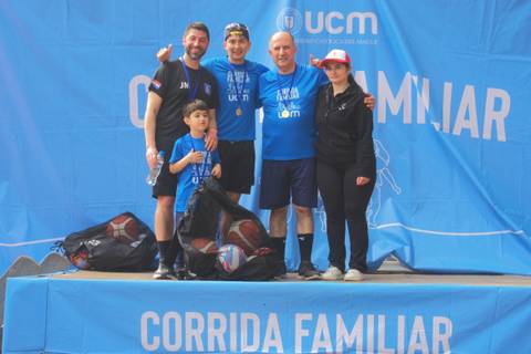 Un grupo feliz de corredores posando después de una corrida familiar.