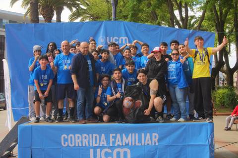 Un grupo de jóvenes celebra en el escenario después de una corrida familiar.