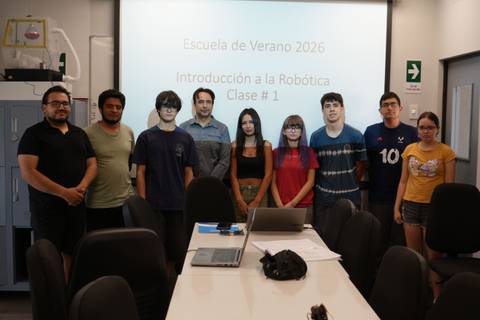 Un grupo de estudiantes participa en la clase de Introducción a la Robótica en la Escuela de Verano 2026.