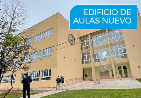 Un nuevo edificio de aulas con un diseño moderno y amplio.