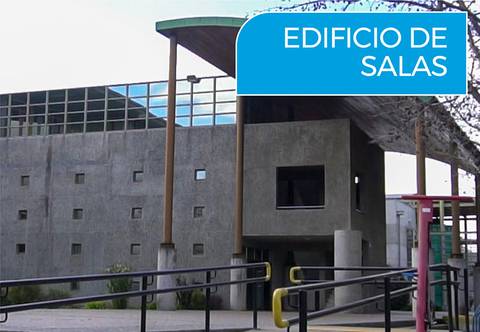 Vista del edificio de Salas con un diseño moderno y exterior de concreto.