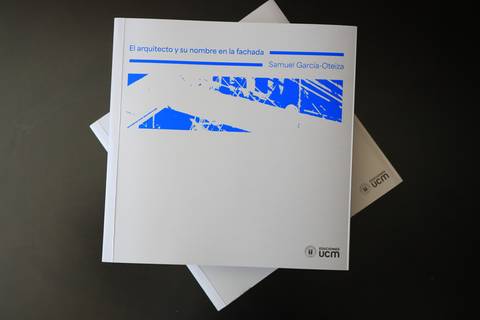 Un libro titulado 'El arquitecto y su nombre en la fachada' con portada blanca y detalles azules.