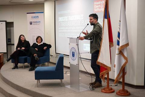 Una charla sobre sindicatos y trabajo en plataformas en una universidad chilena.