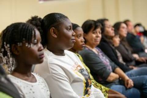 Un grupo de personas escuchando atentamente en una actividad.