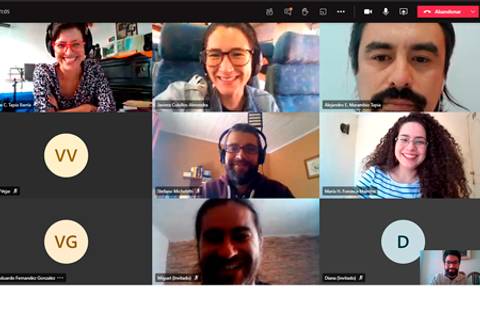 Un grupo de personas sonriendo durante una videollamada.