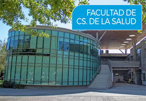 Edificio moderno de la Facultad de Ciencias de la Salud con una fachada de vidrio.
