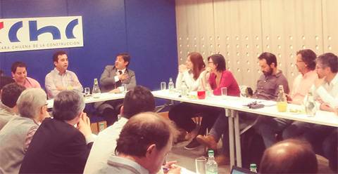 Una reunión de un grupo de personas sentadas alrededor de una mesa en un ambiente profesional.