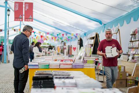 Una feria del libro llena de gente y una gran variedad de libros en exhibición.