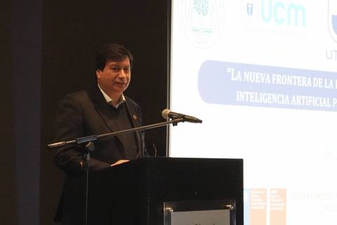 Un expositor habla sobre inteligencia artificial en una conferencia.