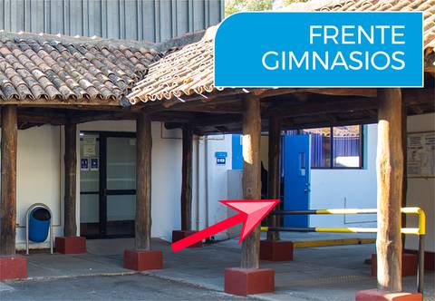 Entrada del edificio frente a los gimnasios.