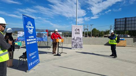 Ceremonia de inauguración de un proyecto en Caudillera con autoridades y trabajadores presentes.