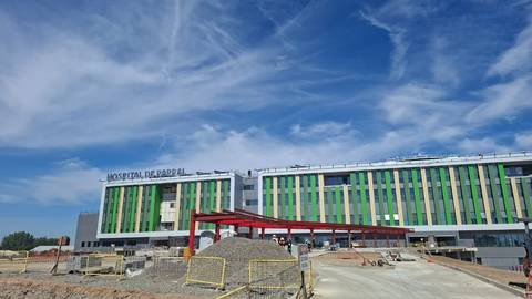 Un nuevo hospital en construcción con un diseño moderno y vibrantes colores verdes.