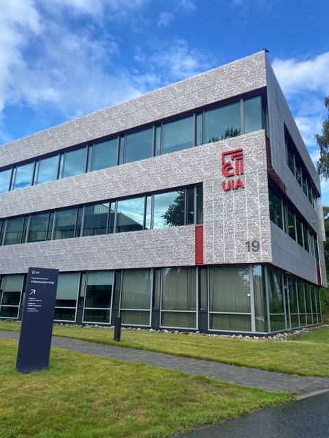 Este es un edificio moderno de la Universidad de IA que destaca por su diseño arquitectónico.