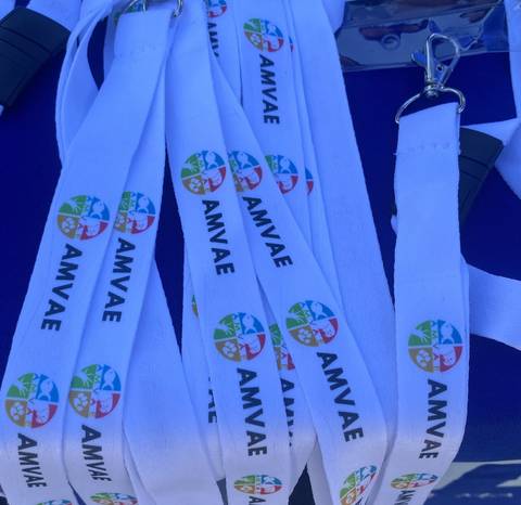 Unas cintas para credenciales con el logo de AMVAE en colores vivos.