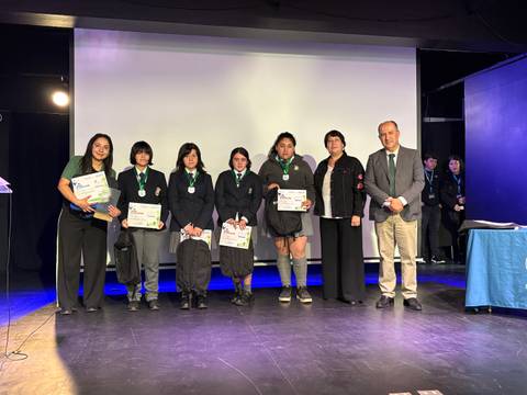 Un grupo de estudiantes recibe sus premios en una ceremonia escolar.