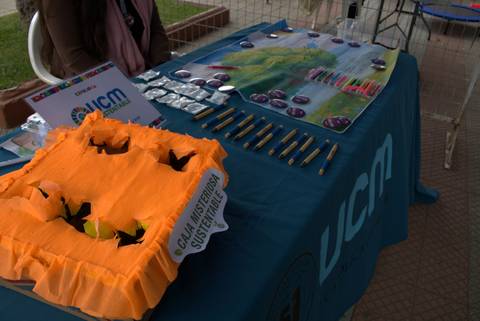 Una mesa con materiales para una actividad científica y decoraciones llamativas.