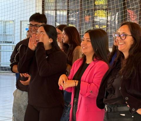 Un grupo de jóvenes se ríen y se divierten en un ambiente relajado.