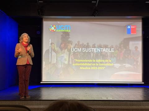 Una presentadora habla sobre la sostenibilidad en un evento de la UCM en Maulina.
