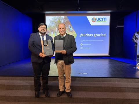 Dos personas posando en un evento de agradecimiento.