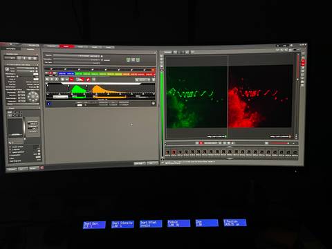 Pantalla mostrando efectos visuales con luces en verde y rojo.