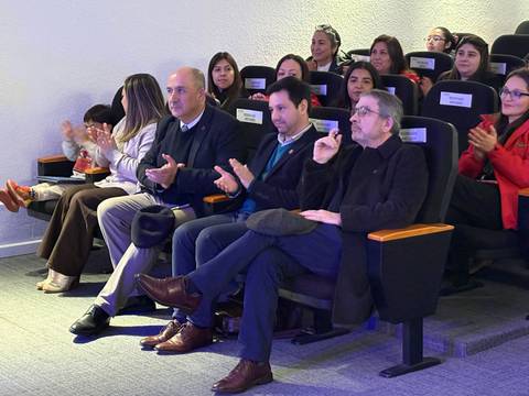Un grupo de personas aplaudiendo en una sala de reuniones.