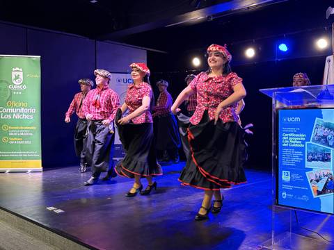 Un grupo de bailarines chilenos vestidas con trajes tradicionales realizan una presentación folclórica en el escenario.