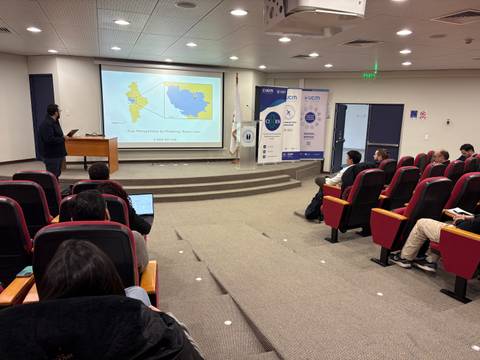 Un grupo de personas escucha una presentación en una sala de conferencias en Chile.
