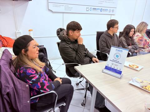 Un grupo de jóvenes conversando y compartiendo en un ambiente de trabajo.