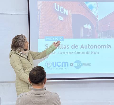 Una mujer presenta un proyecto en una sala de clases de la Universidad Católica del Maule.
