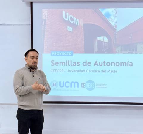 Un hombre da una charla sobre el proyecto 'Semillas de Autonomía' en la Universidad Católica del Maule.
