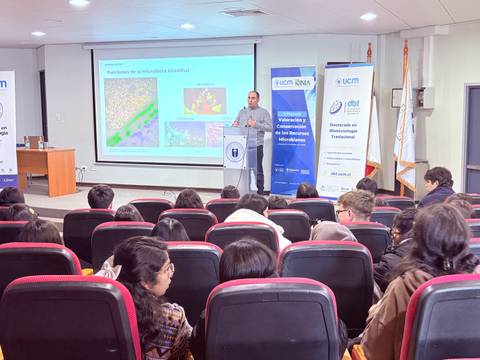 Un expositor presenta en un seminar en un auditorio lleno de estudiantes en Chile.