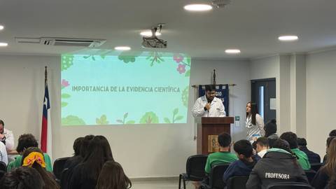 Un grupo de estudiantes asiste a una charla sobre la importancia de la evidencia científica en un ambiente educativo.
