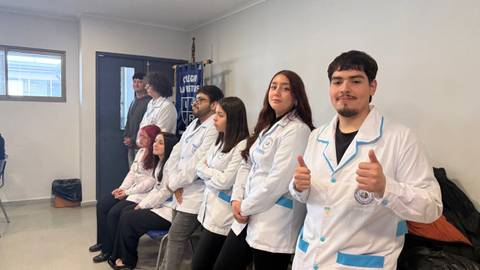 Un grupo de estudiantes de medicina posando sonrientes en un evento.