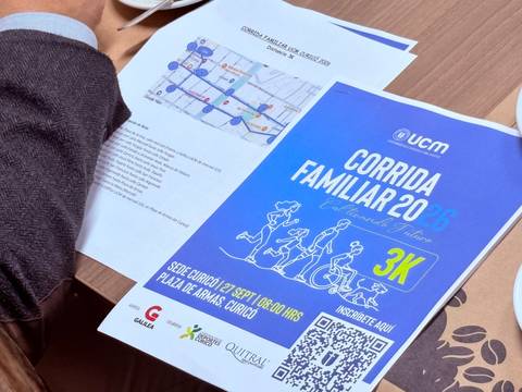 Folletos de la Corrida Familiar 2023 sobre un fondo de mesa.