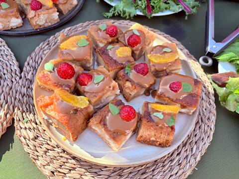 Una rica fuente de tortas chilenas decoradas con frutillas y naranja.