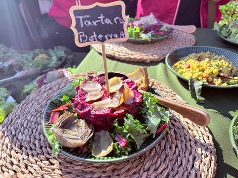 Un delicioso tártaro de beterraga presentado sobre una cama de ensalada fresca.