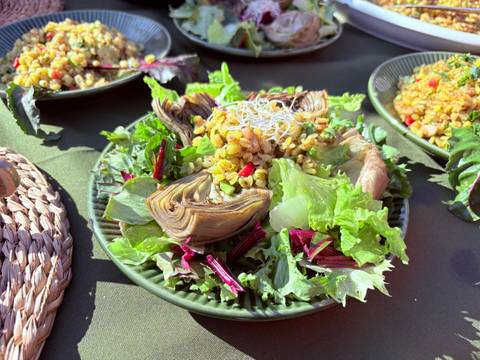 Una ensalada fresca con alcachofas, lechuga y otros ingredientes coloridos.