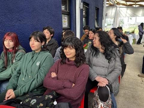 Un grupo de jóvenes esperando en una actividad al aire libre.