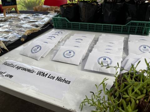 Muestra de semillas y plantas en un stand de la Facultad Agronomía de UCM Los Niches.