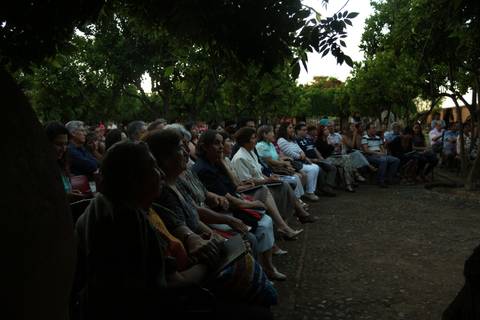 Un grupo de personas sentadas en un entorno natural durante un evento.