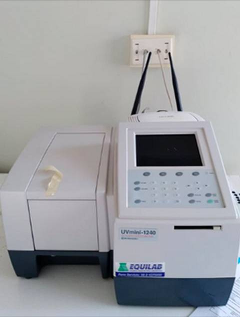 Es un espectrofotómetro usado en laboratorios para medir absorbancia de líquidos.