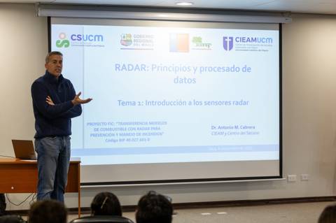 Un profesor presenta el tema de sensores radar en una charla educativa en Chile.