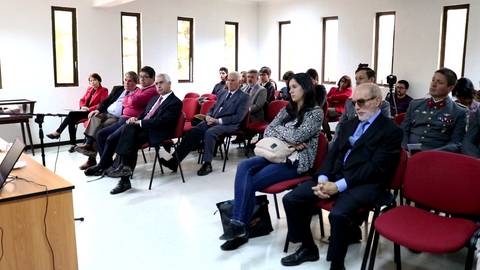 Un grupo de personas sentadas en una sala durante una conferencia.