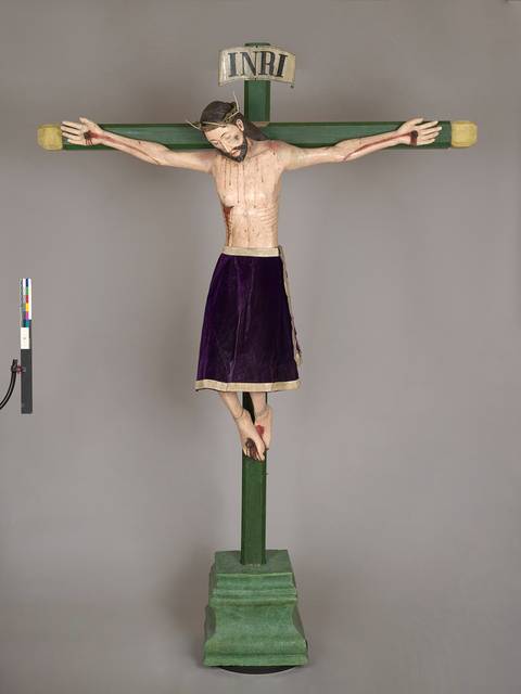 Escultura de Jesucristo crucificado con la inscripción INRI sobre la cruz.