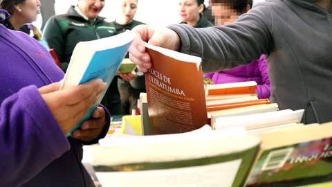 Un grupo de personas interactúa en un evento de intercambio de libros.