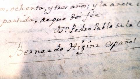 La imagen muestra un texto manuscrito en una hoja de papel antiguo.