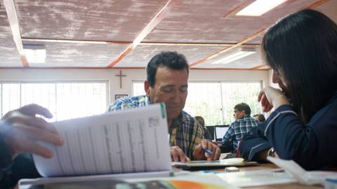 Un grupo de personas trabaja en un ambiente de aprendizaje colaborativo.