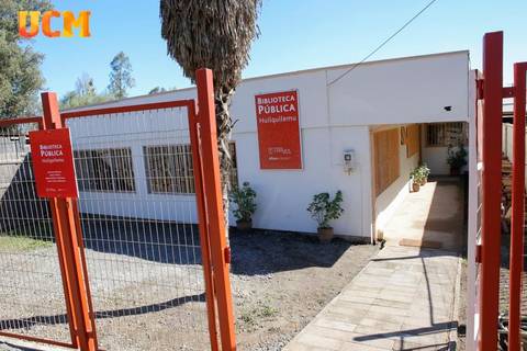 Edificio de la Biblioteca Pública de Huilquilemu con entrada visible.