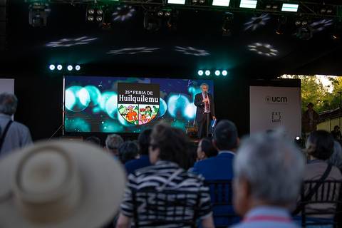 Un evento en la Feria de Huilquilemu con un orador frente a una audiencia.